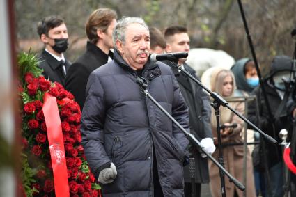 Москва. Президент Национальной ассоциации телерадиовещателей Эдуард Сагалаев на церемонии прощания с диктором Игорем Кирилловым на Новодевичьем кладбище.