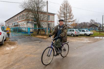 Нижегородская область. Село Хохлома. Житель села на велосипеде  села.