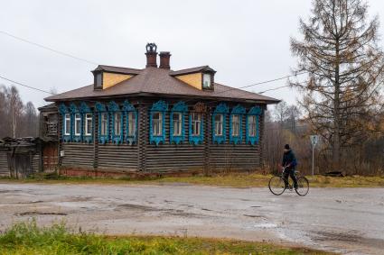 Нижегородская область. Село Хохлома. Житель села на велосипеде  села.