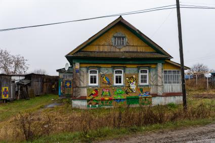 Нижегородская область. Село Хохлома.  Дом  с узорным фасадом, выложенным из пластиковых пробок  местным жителем Виктором Шишановым.