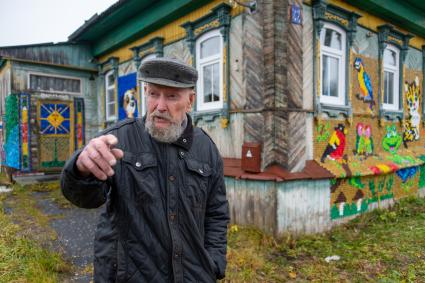 Нижегородская область. Село Хохлома. Виктор Шишанов у своего дома с узорным фасадом, выложенным из пластиковых пробок.