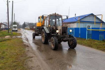 Нижегородская область. Село Хохлома. Трактор на дороге.