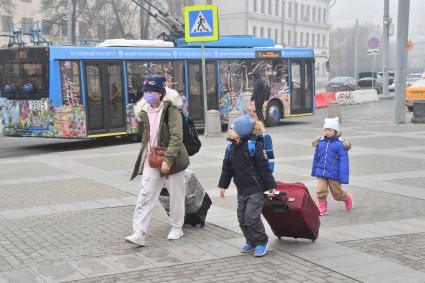 Москва. Женщина с детьми на одной из улиц города.