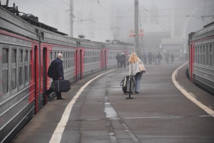 Москва. Пассажиры на перроне Казанского вокзала.