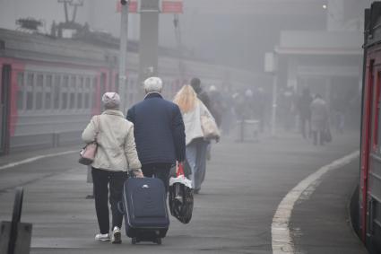 Москва. Пассажиры на перроне Казанского вокзала.