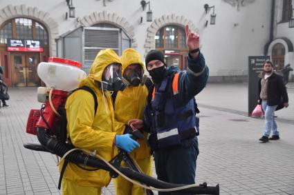 Москва. Сотрудники специального подразделения МЧС РФ `Лидер ` во время дезинфекции Казанского вокзала в период пандемии коронавируса COVID-19.