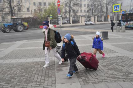 Москва. Женщина с детьми на одной из улиц города.