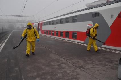 Москва. Сотрудники специального подразделения МЧС РФ `Лидер ` во время дезинфекции Казанского вокзала в период пандемии коронавируса COVID-19.