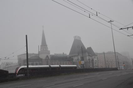 Москва. Вид на здание Ярославского вокзала во время сильного тумана в городе.