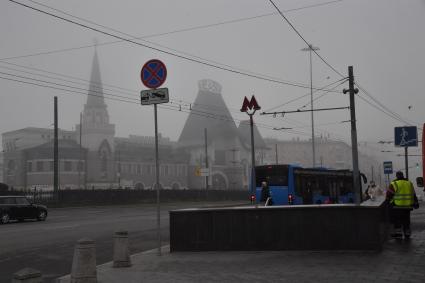 Москва. Вид на здание Ярославского вокзала во время сильного тумана в городе.