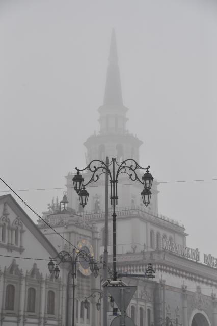 Москва. Вид на здание Казанского вокзала во время сильного тумана в городе.