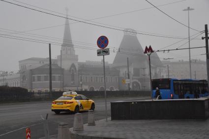 Москва. Вид на здание Ярославского вокзала во время сильного тумана в городе.