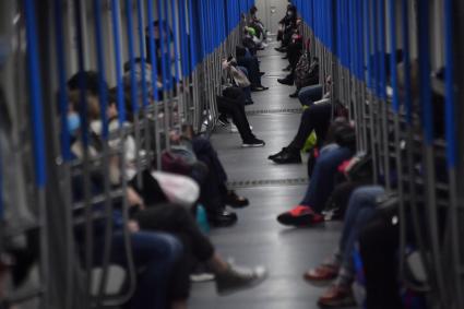 Москва. Пассажиры в вагоне поезда метро.