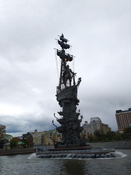 Москва. Вид на памятник Петру I на стрелке Москвы–реки.