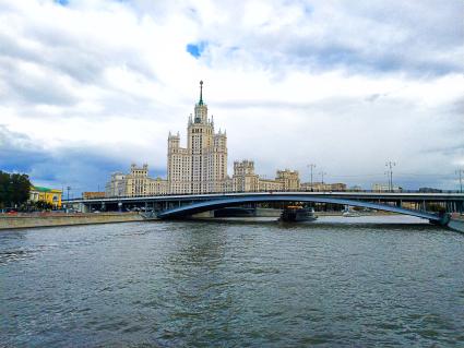 Москва. Вид на жилой дом на Котельнической набережной и Большой Устьинский мост.