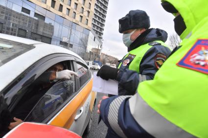 Москва.  Сотрудник ДПС на одной из улиц в Москве во время рейда по проверке соблюдения водителями такси санитарно-эпидемиологических требований.