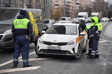 Москва.  Сотрудник ДПС на одной из улиц в Москве во время рейда по проверке соблюдения водителями такси санитарно-эпидемиологических требований.