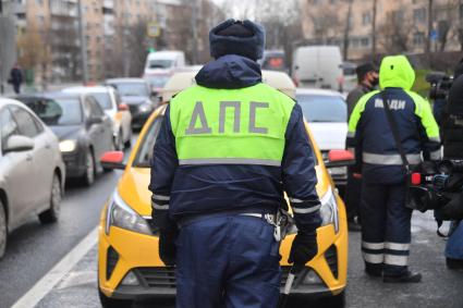 Москва.  Сотрудник ДПС на одной из улиц в Москве во время рейда по проверке соблюдения водителями такси санитарно-эпидемиологических требований.