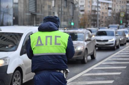 Москва.  Сотрудник ДПС на одной из улиц в Москве во время рейда по проверке соблюдения водителями такси санитарно-эпидемиологических требований.