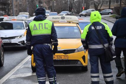 Москва.  Сотрудник ДПС на одной из улиц в Москве во время рейда по проверке соблюдения водителями такси санитарно-эпидемиологических требований.