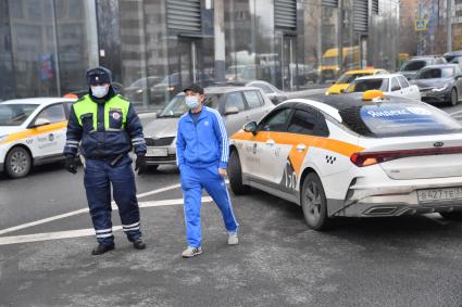 Москва.  Сотрудник ДПС на одной из улиц в Москве во время рейда по проверке соблюдения водителями такси санитарно-эпидемиологических требований.