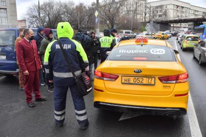 Москва.  Сотрудник ДПС на одной из улиц в Москве во время рейда по проверке соблюдения водителями такси санитарно-эпидемиологических требований.