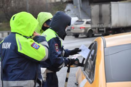 Москва.  Сотрудник ДПС на одной из улиц в Москве во время рейда по проверке соблюдения водителями такси санитарно-эпидемиологических требований.