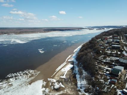 Новгородская область , село Чеченино. Вид на Волгу с высоты.