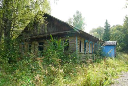 Калужская область, д. Чемоданово. Заброшенная школа.