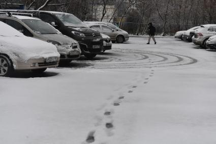 Москва.   Прохожий  на заснеженной улице.