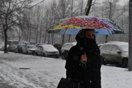 Москва.   Женщина под зонтом на улице города.