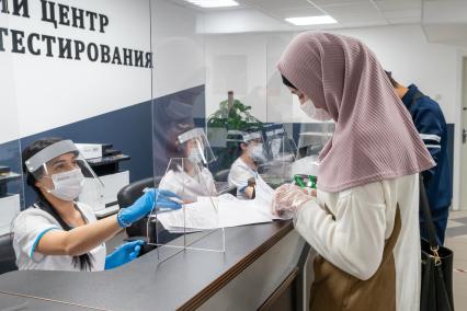 Санкт-Петербург. Оформление регистрационных документов иностранным гражданам и трудовым мигрантам в миграционном центре `Южный` .