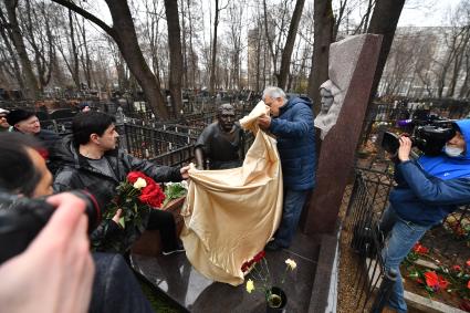 Москва. Сын Армена Джигарханяна Степан (слева) на церемонии открытия памятника актеру Армену Джигарханяну на Ваганьковском кладбище в день годовщины со дня кончины народного артиста СССР.