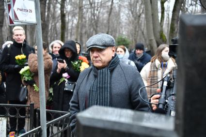 Москва. Художественный руководитель Московского академического театра сатиры Сергей Газаров на церемонии открытия памятника актеру Армену Джигарханяну на Ваганьковском кладбище в день годовщины со дня кончины народного артиста СССР.