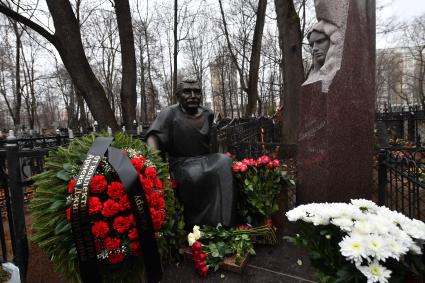 Москва. Памятник актеру Армену Джигарханяну, открытый на Ваганьковском кладбище в день годовщины со дня кончины народного артиста СССР.