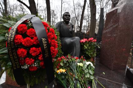 Москва. Памятник актеру Армену Джигарханяну, открытый на Ваганьковском кладбище в день годовщины со дня кончины народного артиста СССР.