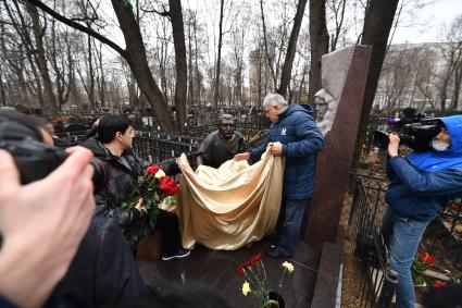 Москва. Сын Армена Джигарханяна Степан (слева) на церемонии открытия памятника актеру Армену Джигарханяну на Ваганьковском кладбище в день годовщины со дня кончины народного артиста СССР.