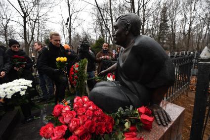 Москва. Актер Алексей Лапшин (второй слева) на церемонии открытия памятника актеру Армену Джигарханяну на Ваганьковском кладбище в день годовщины со дня кончины народного артиста СССР.