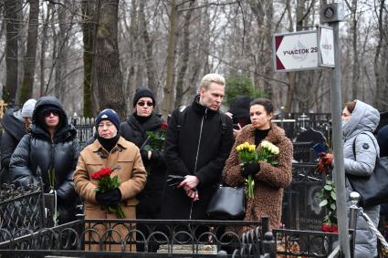 Москва. Актеры Алексей Лапшин (в центре) и Лана Крымова (вторая справа) на церемонии открытия памятника актеру Армену Джигарханяну на Ваганьковском кладбище в день годовщины со дня кончины народного артиста СССР.