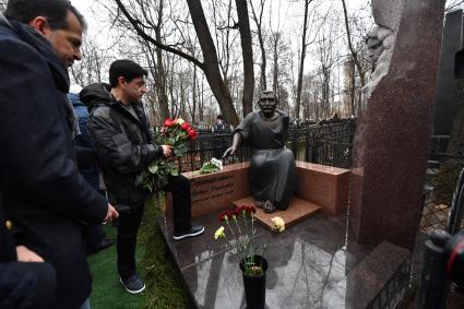 Москва. Сын Армена Джигарханяна Степан (второй слева) на церемонии открытия памятника актеру Армену Джигарханяну на Ваганьковском кладбище в день годовщины со дня кончины народного артиста СССР.