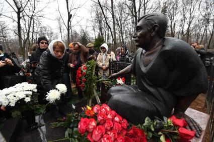 Москва. Памятник актеру Армену Джигарханяну, открытый на Ваганьковском кладбище в день годовщины со дня кончины народного артиста СССР.