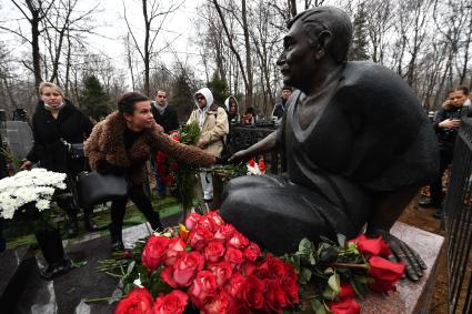 Москва. Актриса Лана Крымова на церемонии открытия памятника актеру Армену Джигарханяну на Ваганьковском кладбище в день годовщины со дня кончины народного артиста СССР.