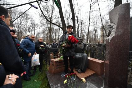 Москва. Сын Армена Джигарханяна Степан (в центре) на церемонии открытия памятника актеру Армену Джигарханяну на Ваганьковском кладбище в день годовщины со дня кончины народного артиста СССР.