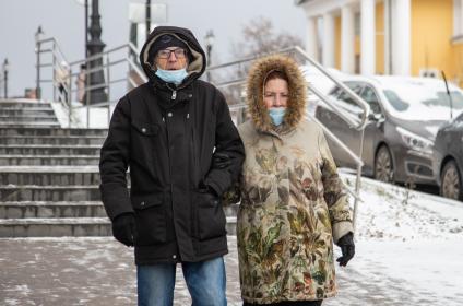 Пермь.  Пенсионеры на прогулке.