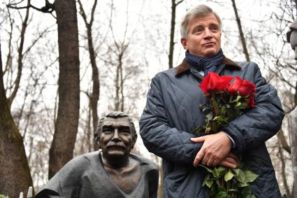 Москва. Руководитель департамента культуры города Москвы Александр Кибовский на церемонии открытия памятника актеру Армену Джигарханяну на Ваганьковском кладбище в день годовщины со дня кончины народного артиста СССР.