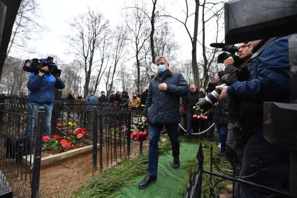 Москва. Руководитель департамента культуры города Москвы Александр Кибовский на церемонии открытия памятника актеру Армену Джигарханяну на Ваганьковском кладбище в день годовщины со дня кончины народного артиста СССР.