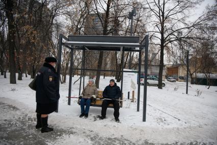 Екатеринбург. Сотрудник полиции беседует с пенсионерами в парке