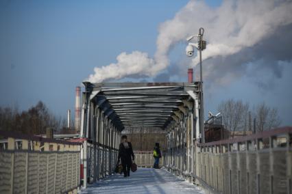 Екатеринбург. Женщина идет по мосту над железной дорогой