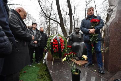 Москва. Художественный руководитель Московского академического театра сатиры Сергей Газаров, сын Армена Джигарханяна Степан (слева направо) и руководитель департамента культуры города Москвы Александр Кибовский (справа) на церемонии открытия памятника актеру Армену Джигарханяну на Ваганьковском кладбище в день годовщины со дня кончины народного артиста СССР.