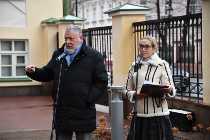 Москва. Президент Фонда Достоевского Игорь Волгин и директор Музея военной формы Елена Синицина на церемонии открытия памятника Н.В. Гоголю на территории усадьбы Васильчиковых.